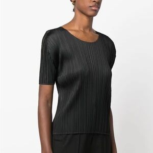 Elegant Black Pleated Women's Top